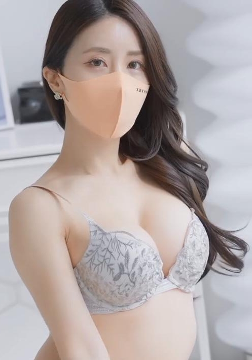 内衣画册天花板！模特张蜜蕾丝内衣直拍 未看过的会遗憾 看过一眼就沦陷的传奇身材